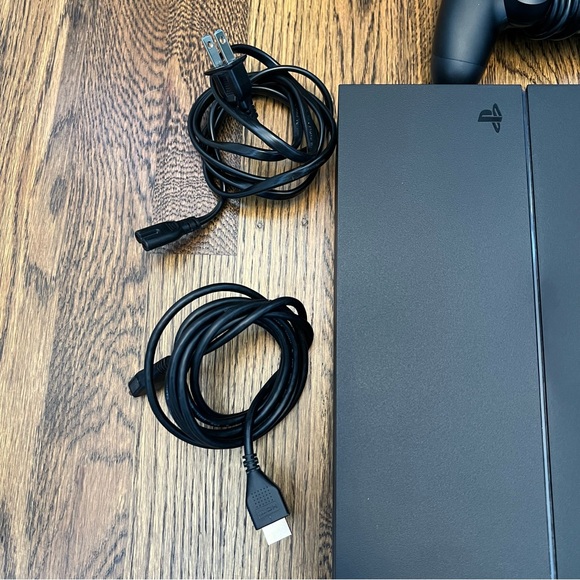 SONY PlayStation PS4 Model CUH-1215A Console with 2 controllers and 2 games - Picture 4 of 12